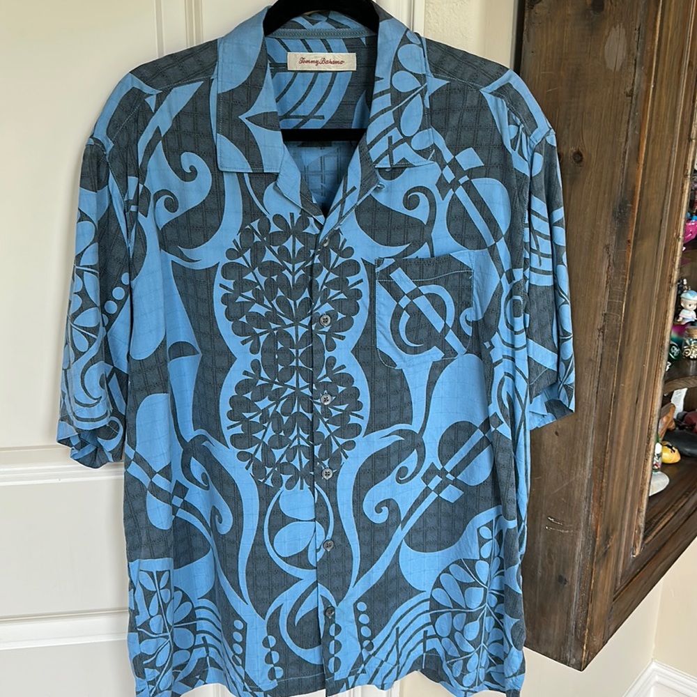 100% Silk Tommy Bahama Short Sleeved Shirt wine Cream